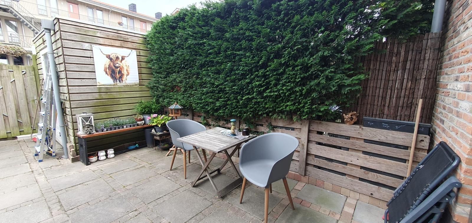 Verzorgde achtertuin met terras en loungeset