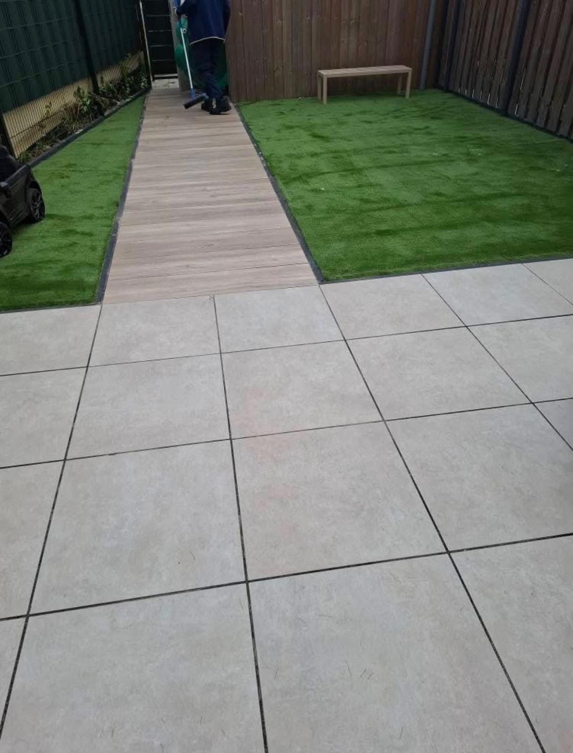 Aangelegde achtertuin met kunstgras en terras