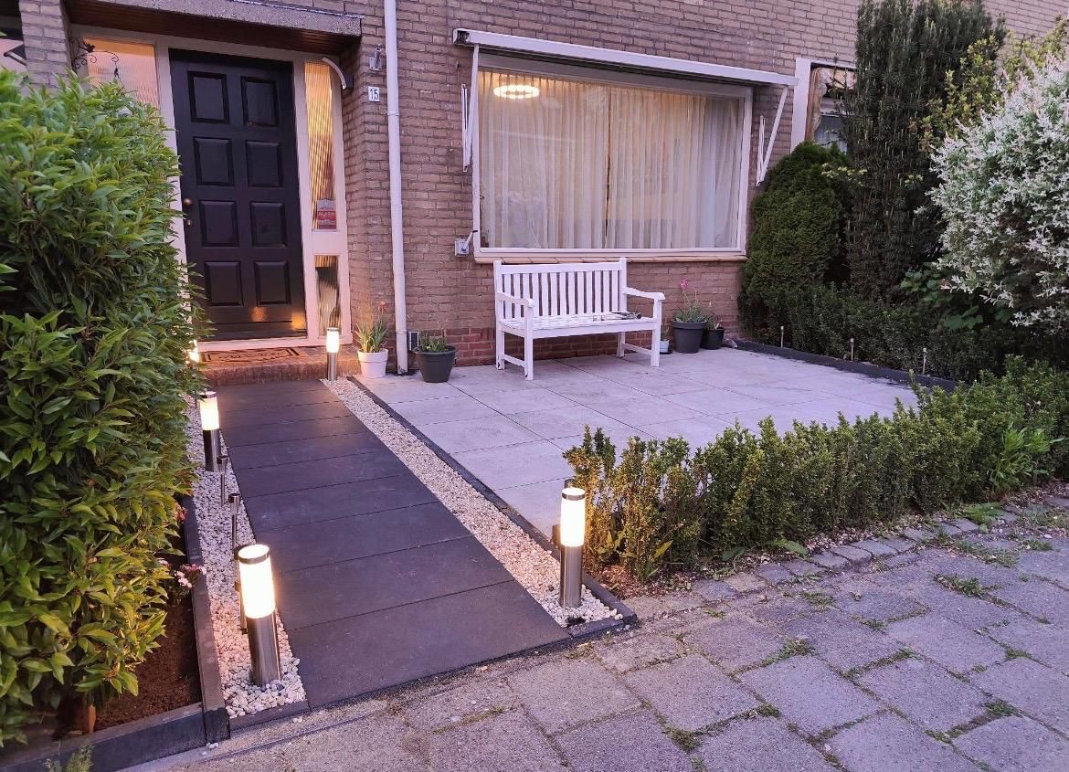 Bestraat voorpad met sfeerverlichting