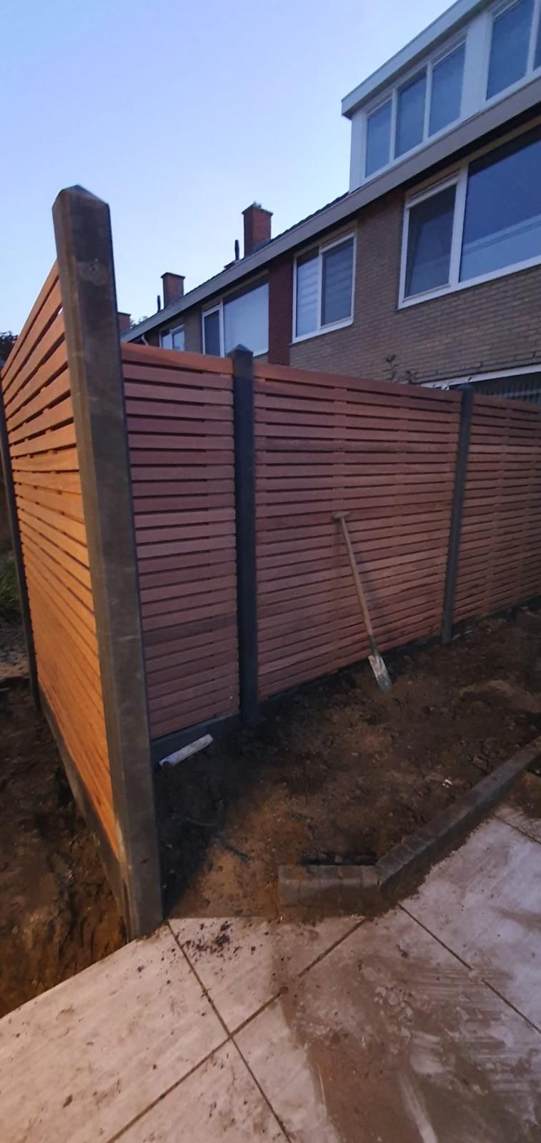 Verzorgde voortuin met grindpad en bankje